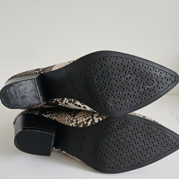 Qupid women's bootie snakeskin black white block heel 7.5 - Picture 7 of 7